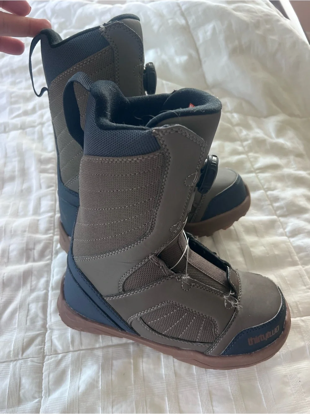 ThirtyTwo Kids BOA Snowboard Boots- size 4- blue and brown